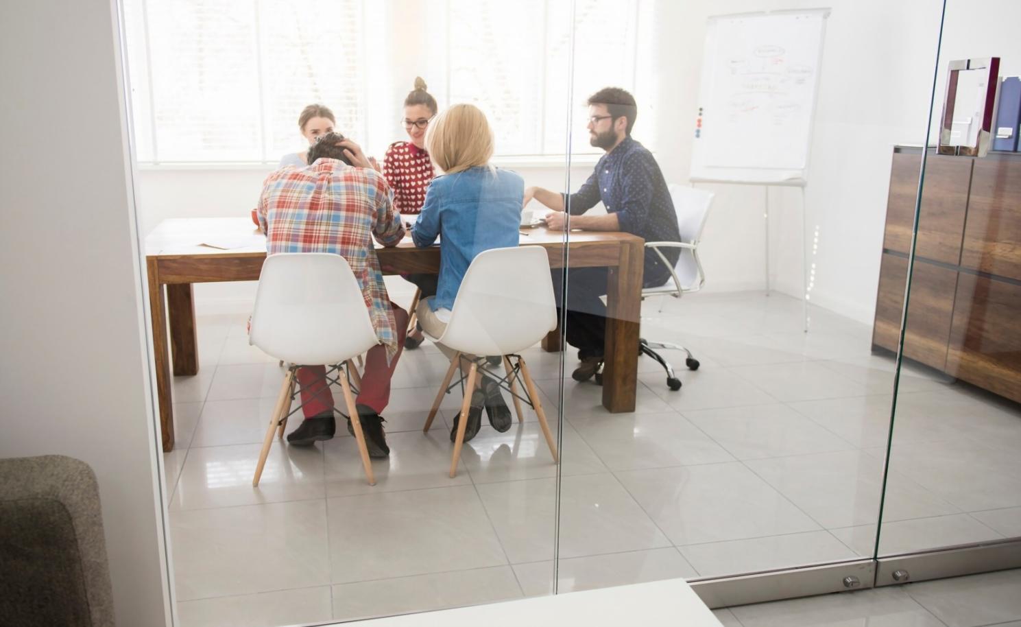 Estudiantes trabajando en análisis financiero colaborativo